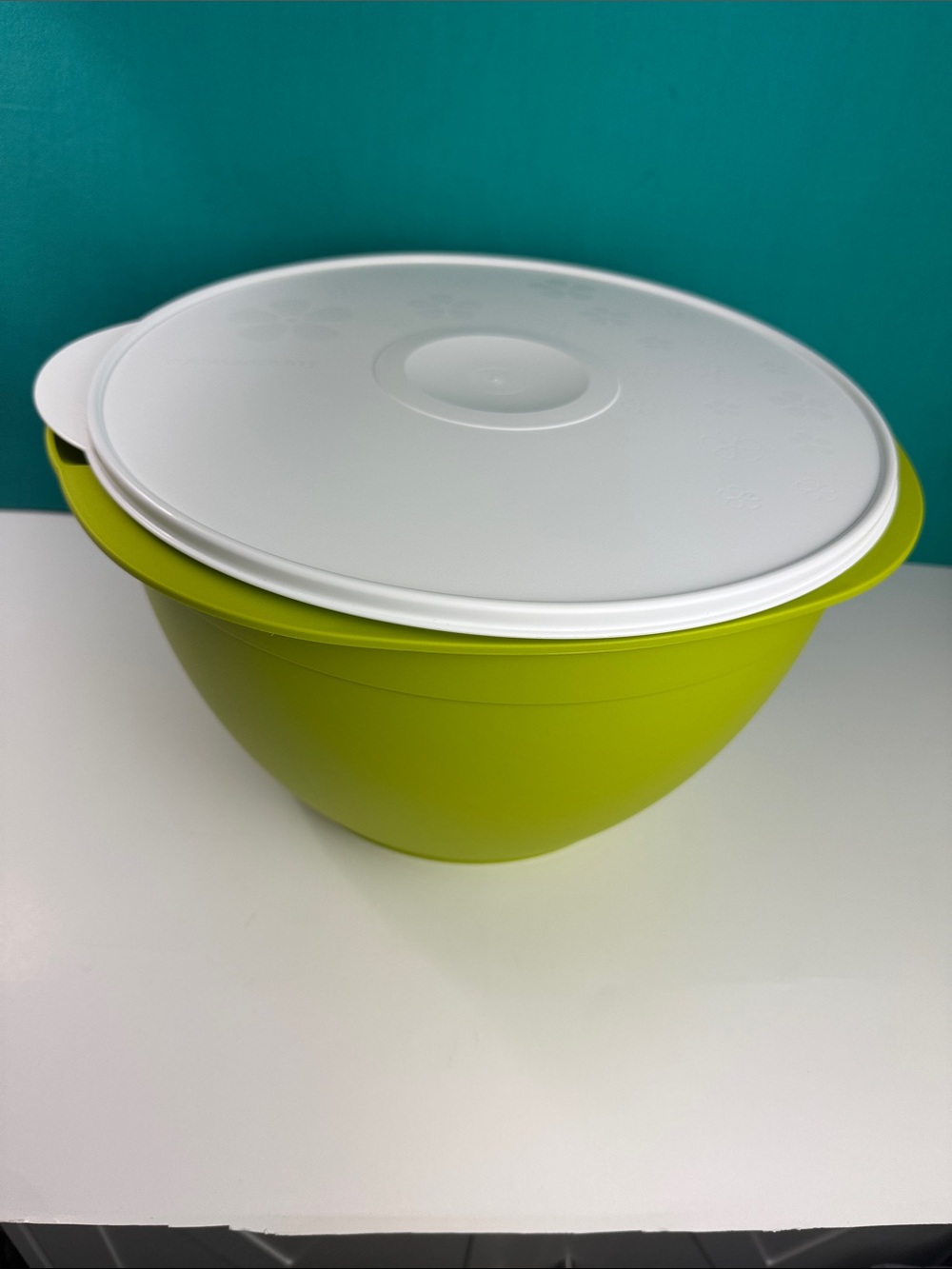 Tupperware Maxi Bowl 40 Cup 9.5L Avocado Green With White Seal